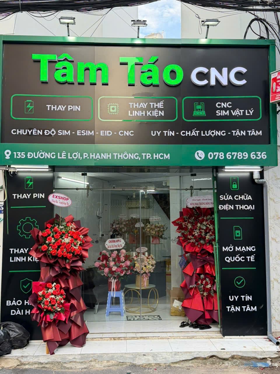 Mặt tiền cửa tiệm Tâm Táo CNC với bảng hiệu xanh neon tại 135 đường Lê Lợi, P. Hạnh Thông, TP. Hồ Chí Minh